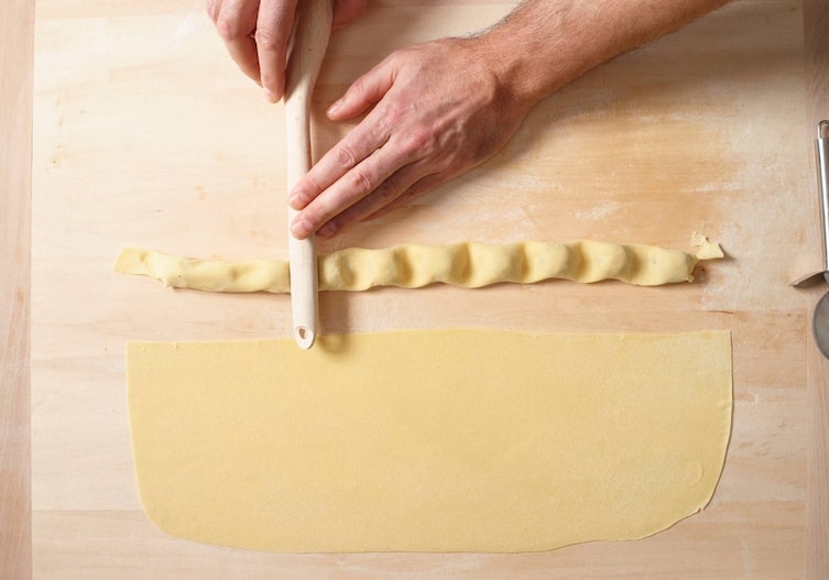 Kochlöffel, Teig, Hände