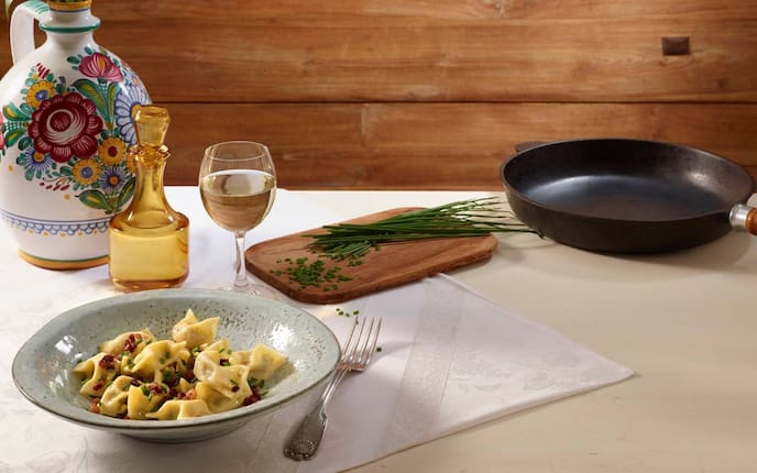 Idrijski Žlikrofi, Wein, Schnittlauch, Pfanne, Gabel, Vase, Servus Rezept