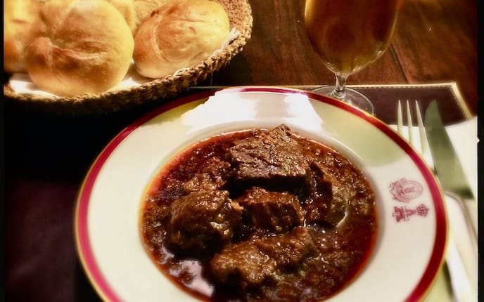 Gulasch, Anzengruber, Rindsgulasch, Semmeln, Rezept