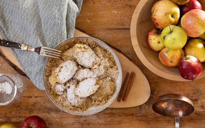 Nockerl, Brösel, Staubzucker, Zimtstange, Schüssel, Holzschüssel, Apfel Brett, Teller, Gabel, Nachspeise, Servus Rezept