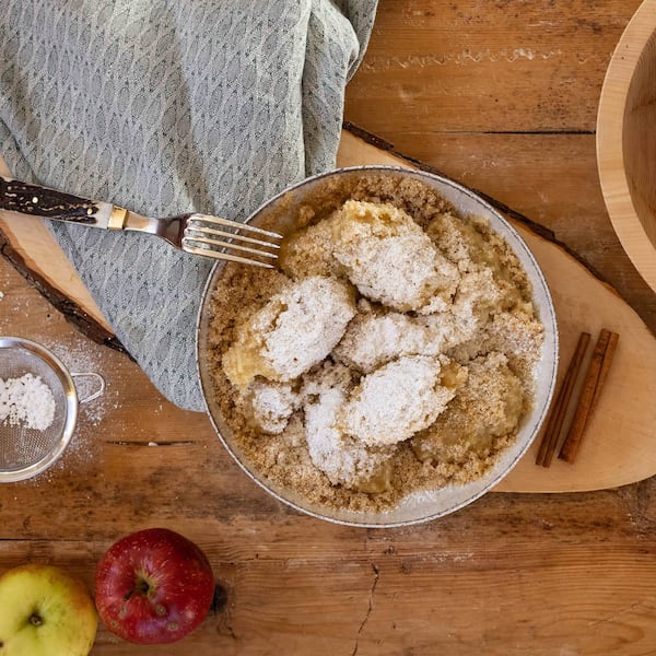 Nockerl, Brösel, Staubzucker, Zimtstange, Schüssel, Holzschüssel, Apfel Brett, Teller, Gabel, Nachspeise, Servus Rezept