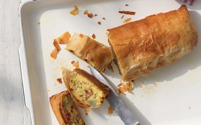 Artischockenstrudel mit Kräuterrahmsauce, Blätterteig, Messer, Küchentuch