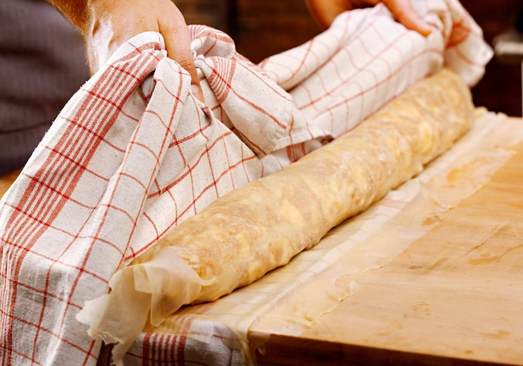 Strudel, gezogener Strudel, Strudel einrollen, Geschirrtücher