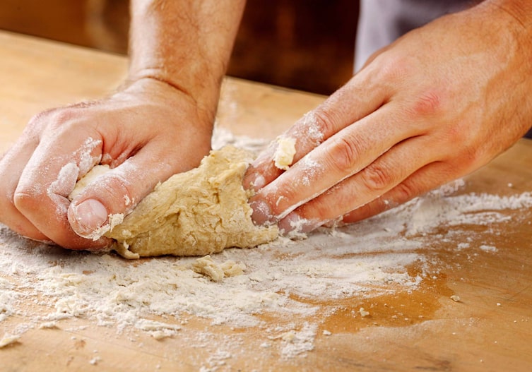 Strudelteig kneten, Mehl, Tisch, Hände