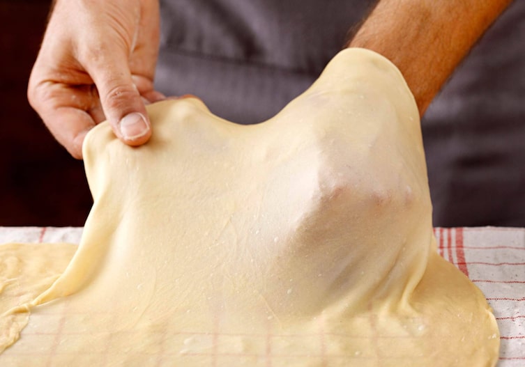 Strudelteig ziehen, Strudelteig, Strudel, Hände, Geschirrtuch