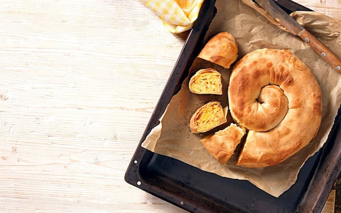 Strudelschnecke, pikant gefüllt, Backblech, Backpapier, Geschirrtuch, Messer, Hauptspeise, Servus Rezept, Schritt für Schritt Anleitung
