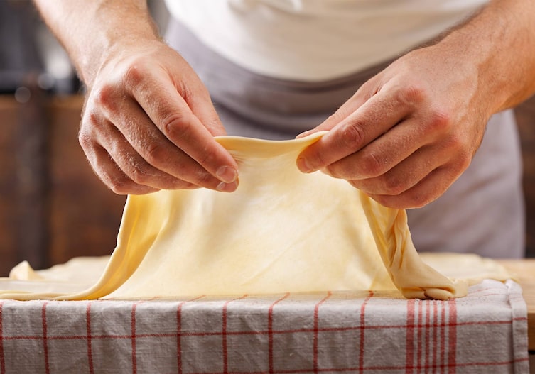 Strudelteig, Geschirrtuch, Hände