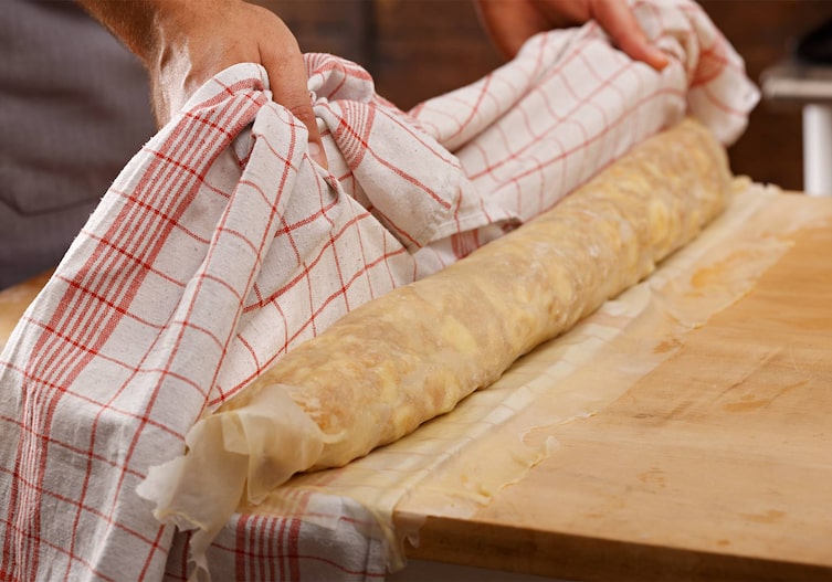 Strudelteig, Strudel, Geschirrtuch, Hände