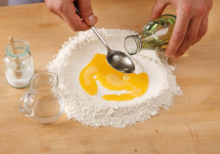 Eier, Öl, Wasser, Mehl, Hände, Löffel