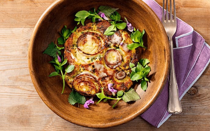 Bärlauch-Erdäpfelpuffer, Wildkräuter, Bergkäse, Holzschüssel, Serviette, Holztisch, Gabel, rote Zwiebel