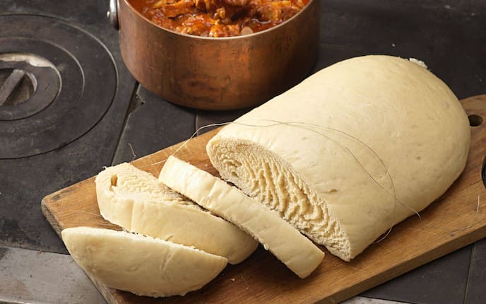 Knödel, Böhmische Knödel, Wildragout, Ragout, Wild, Holzbrett, Holztisch