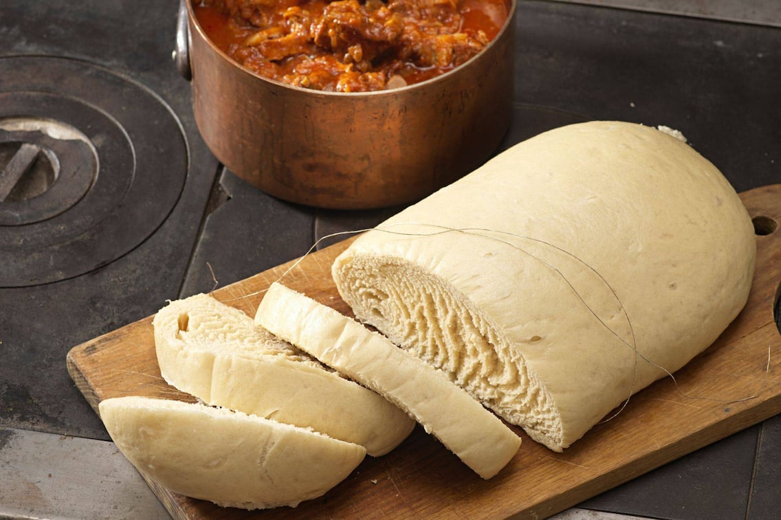 Knödel, Böhmische Knödel, Wildragout, Ragout, Wild, Holzbrett, Holztisch