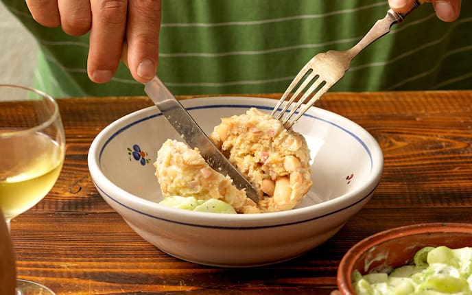 Weinglas, Wein, Besteck, Gurkensalat, Knödel, Schüssel