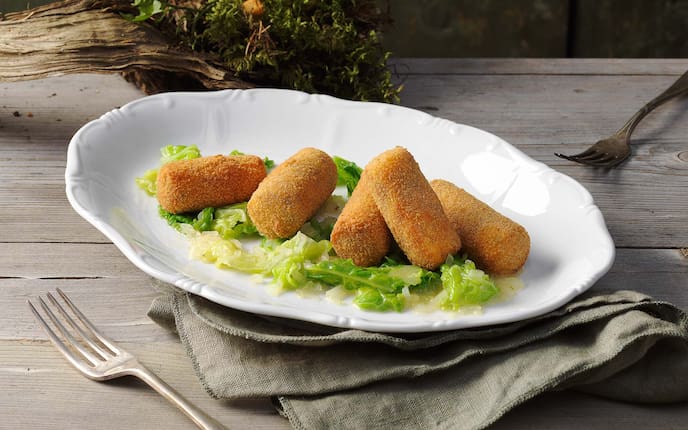 Eierschwammerl-Kroketten mit Speck und Kohl, Salat, Panade, Holztisch, Teller, Besteck, Serviette, Moos, Rinde