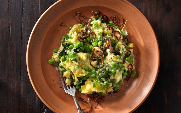 Holzteller, Eierspeis, Erbsen, Röstzwiebel, Gabel, Koriander, Hauptspeise, Servus Rezept