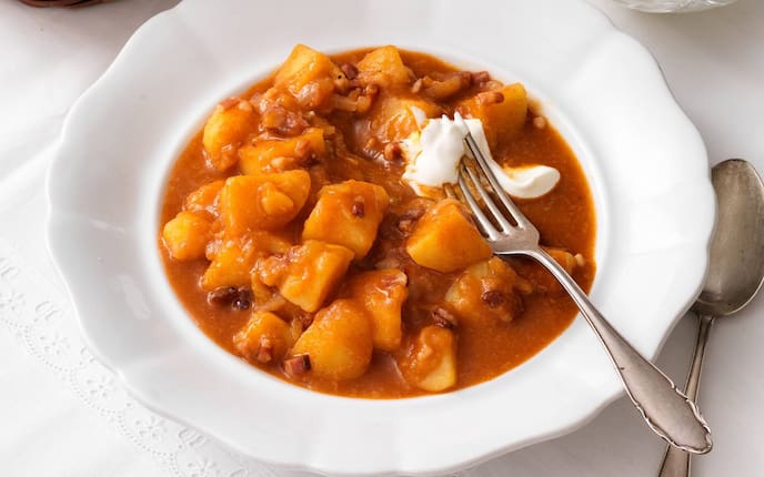 Gabel, Sauerrahm, Erdäpfel, Gulasch, Erdäpfelgulasch, Löffel, Teller