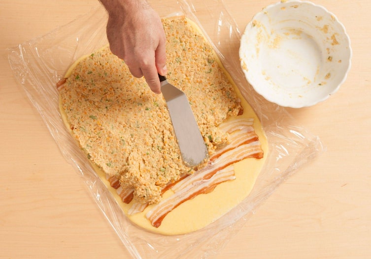 Erdäpfelroulade mit Linsenfülle, Speck, Schüssel