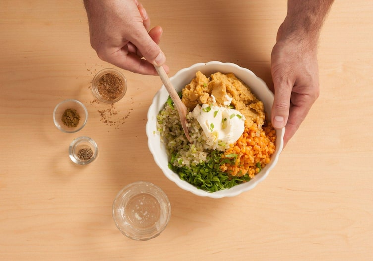 Erdäpfelroulade mit Linsenfülle, Stangensellerie, Sauerrahm