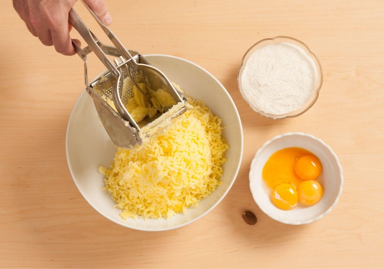 Erdäpfelroulade mit Linsenfülle, Eier, Mehl, Erdäpfelpresse, Muskatnuss