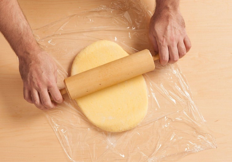 Erdäpfelroulade mit Linsenfülle, Nudelholz, Frischhaltefolie, Teig