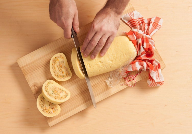 Erdäpfelroulade mit Linsenfülle, Messer, Brett, Scheiben, Küchentuch