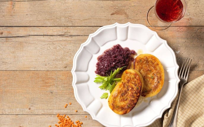 Erdäpfelroulade mit Linsenfülle, Portwein, Zwiebeln, Kräuter, Teller, Gabel, vegetarisch, Hauptspeise, Servus Rezept