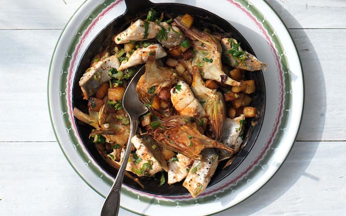 Artischockengröstl mit Fisch, Saibling, Estragonzweige, Pfanne, Teller