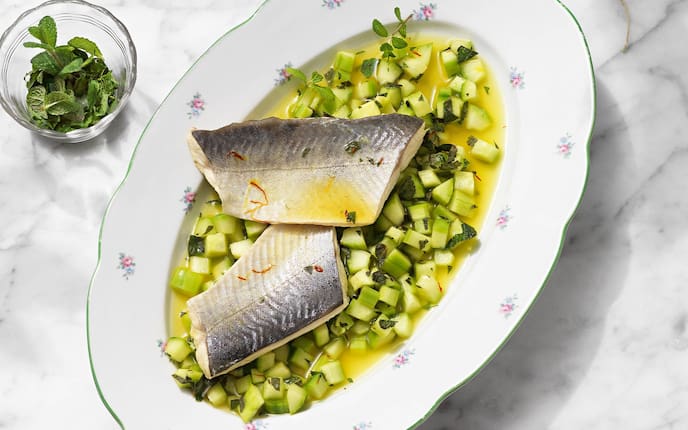 Minze, Bachsaibling, Fisch, Gurke, Safran, Teller, Schüssel