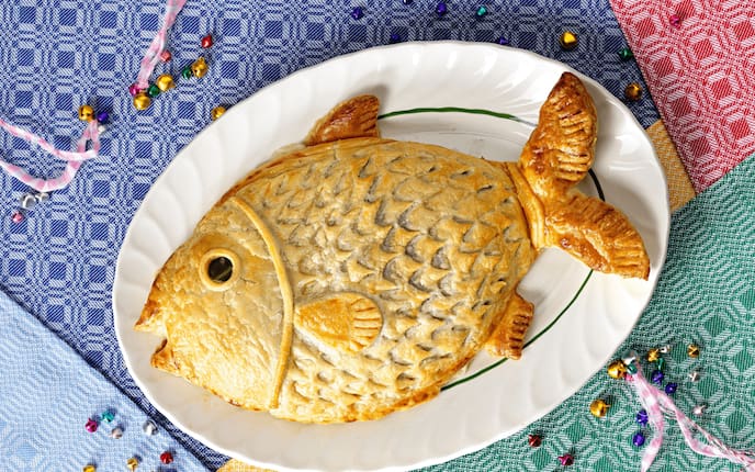 Blätterteigfisch mit Mangold und Zanderfarce, Teller, Tischtücher