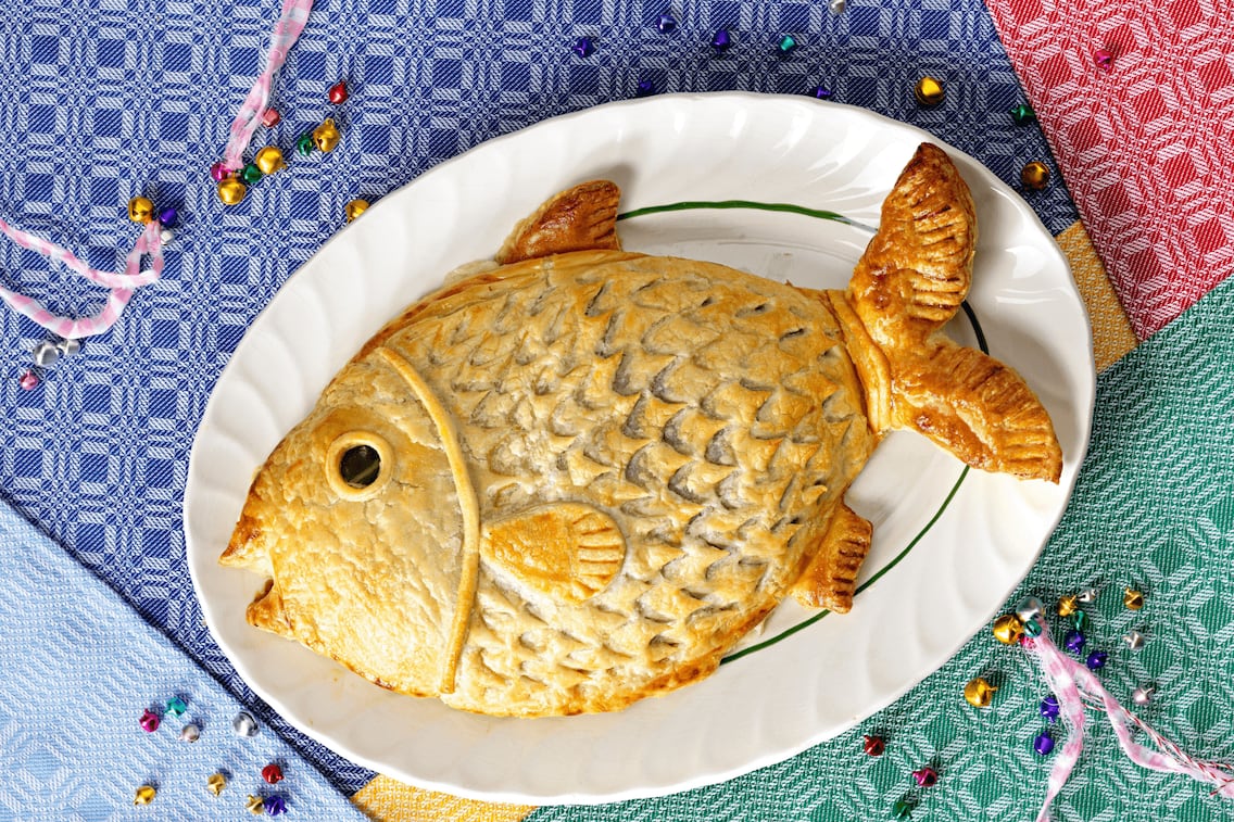 Blätterteigfisch mit Mangold und Zanderfarce, Teller, Tischtücher