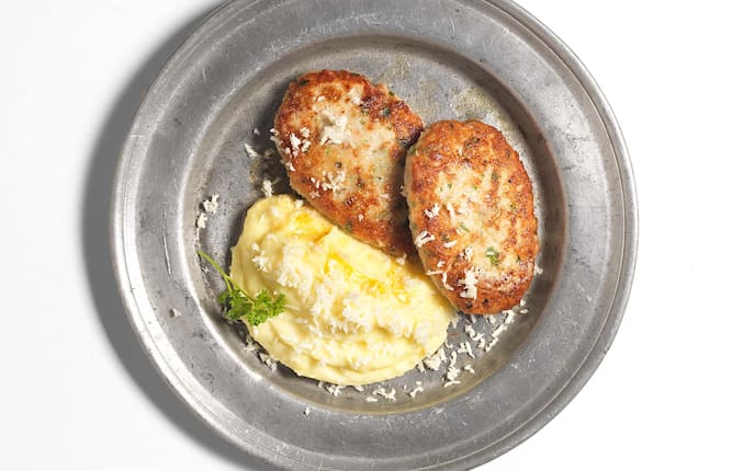 Butterschnitzel vom Waller mit Kren-Erdäpfelpüree, Kräuselpetersilie, Teller, Fischrezept, Hauptspeise, Servus Rezept