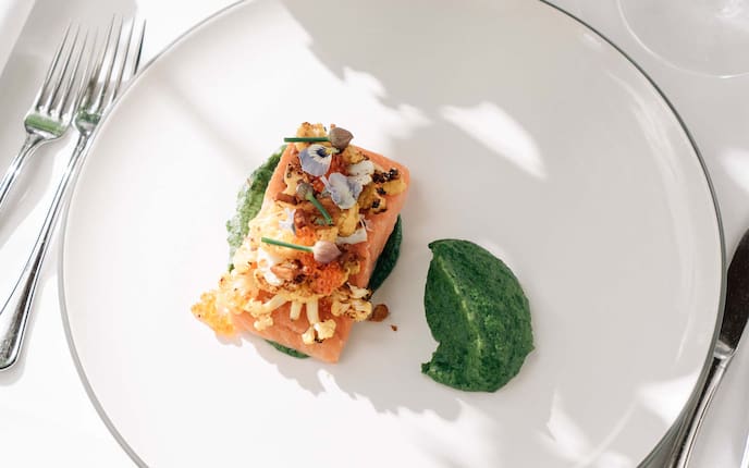 Confiertes Filet von der Lachsforelle mit Häuptelsalatcreme, Karfiol und Grammeln, Gedeck, Schnittlauchknospen