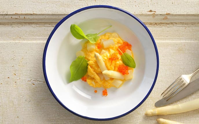 Basilikumblätter, Eierspeise, weißer Spargel Forellenkaviar, Hauptspeise, Frühstück, Servus Rezept