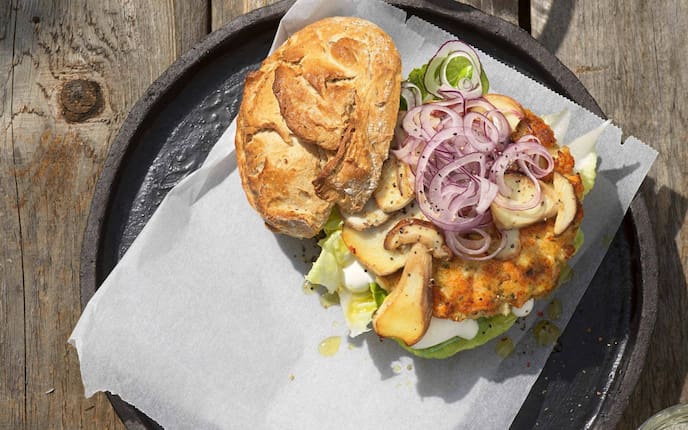 Wachauer Weckerl, Zwiebelringe, Steinpilze, Laibchen, Käse, Sauce, Salat, Jause, Hauptspeise, Servus Rezept