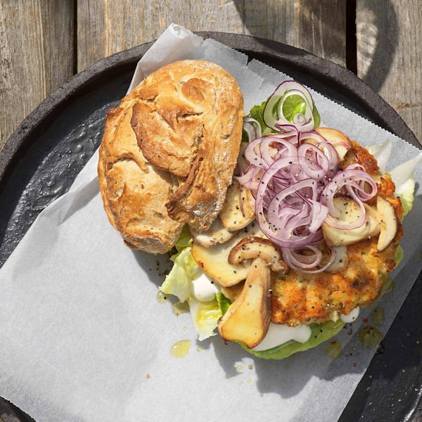 Wachauer Weckerl, Zwiebelringe, Steinpilze, Laibchen, Käse, Sauce, Salat, Jause, Hauptspeise, Servus Rezept