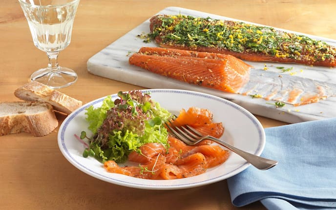Gebeizte Lachsforelle, Kräuter, Blattsalat, Baguette, Weißwein, Hauptspeise, Fisch, Servus Rezept