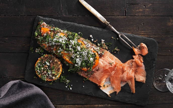 Lachsforelle, gebezeit, Pomeranzen, Bitterorangen, Kräuter, grobes Meersalz, Servus Rezept, Fisch