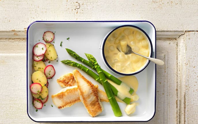 Spargel hollandaise, Radieschen, Kartoffel, Schnittlauch, gebratener Fisch, grüner Spargel, Hauptspeise, Fischrezept, Servus Rezept
