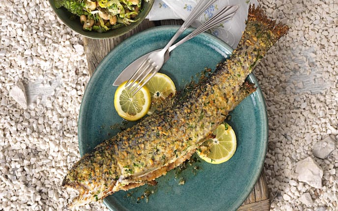Gebratene Seeforelle mit Bohnensalat, Zitronenschiebe, Kies, Brett, Gedeck