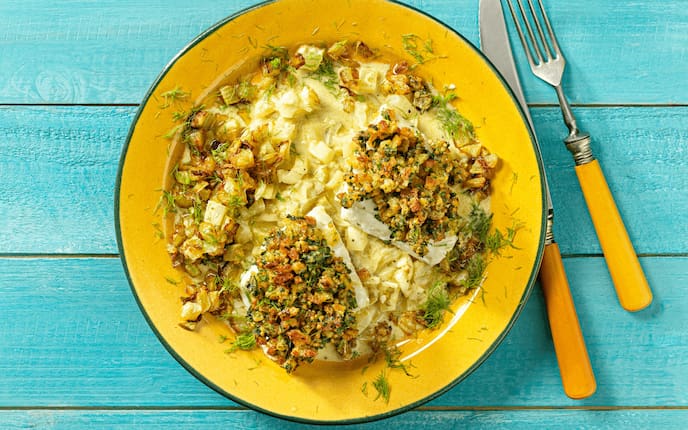 Gratinierter Zander mit Senfkruste und Fenchel-Senf-Gemüse, Koriander, Thymian, Melisse, Fenchelgrün, Schalotten, Gabel, Messer, Teller