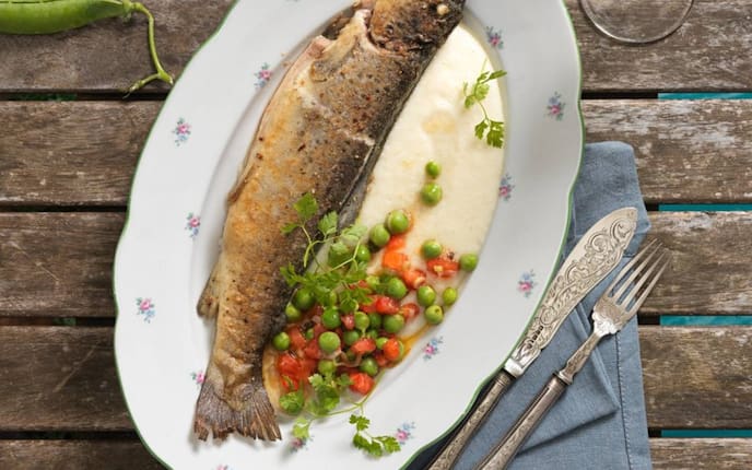 Fisch, Forelle, Laxn, Polenta, Erbsen, Teller, Besteck, Holztisch