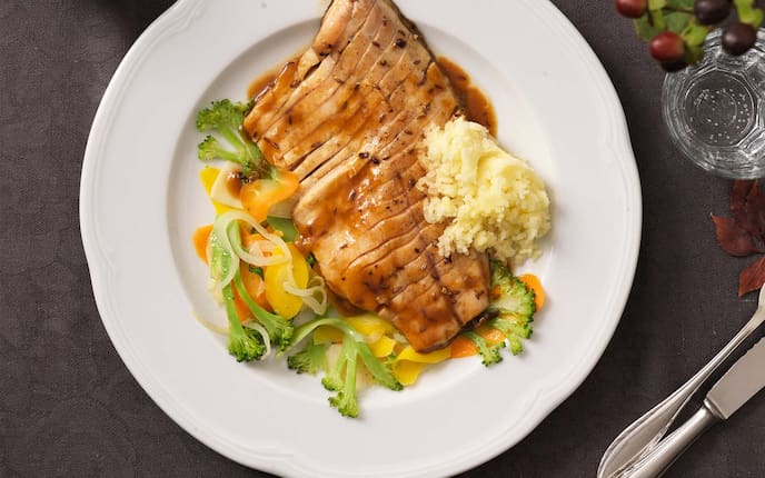 Karpfen im Kümmelbratensaft, Brokolli, Karotten, Grüner Veltliner, gepresste Erdäpfel