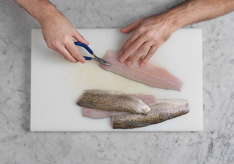 Bachforellenröllchen im Lauchsud, Filets, Gräten