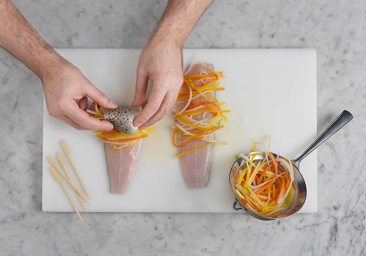 Bachforellenröllchen im Lauchsud, Filets, Gemüsestreifen