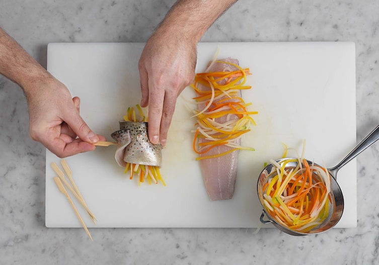 Bachforellenröllchen im Lauchsud, Gemüsestreifen, Holzspieße, Filets