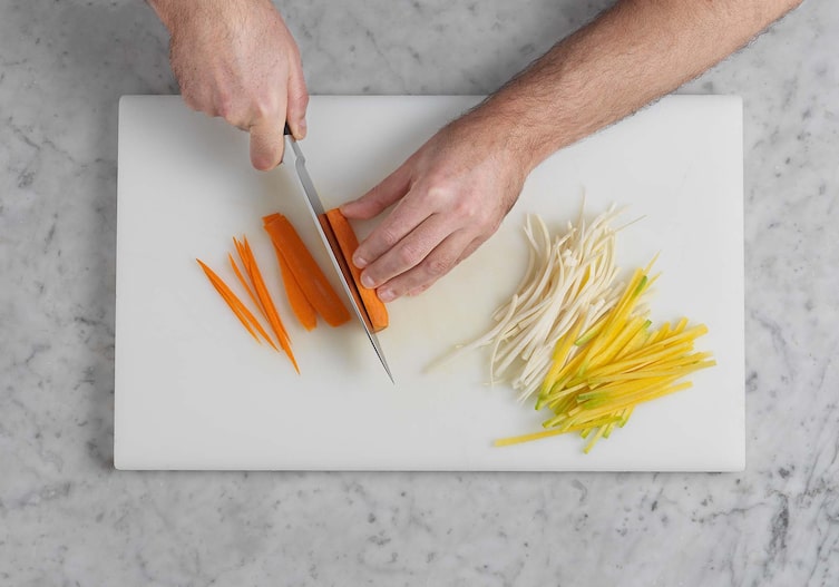 Bachforellenröllchen im Lauchsud, Karotten, Gelbe Rüben, Petersilwurzel, Messer