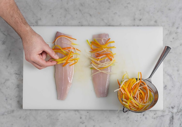 Bachforellenröllchen im Lauchsud, Gemüsestreifen, Filets