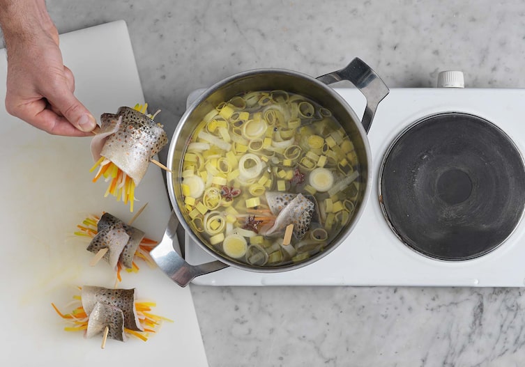 Bachforellenröllchen, Lauchsud, Kochtopf, Röllchen, Herdplatte