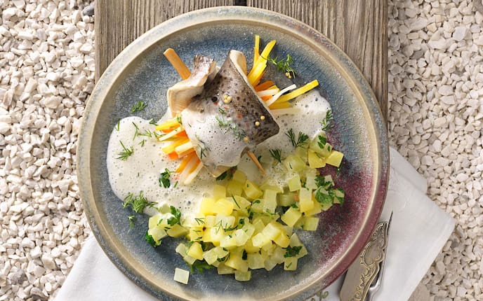 Bachforellenröllchen im Lauchsud, Kohlrabi-Erdäpfel, Dillsauce