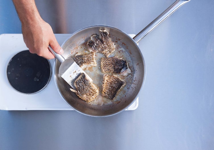 Geschröpfter Karpfen mit Fenchel, Kochschule, Pfanne, Kochplatte, Öl, Butter, Filet